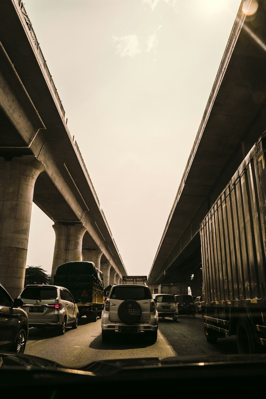 cars-and-trucks-on-a-highway-with-a-bridge-in-the-background-kxvd0zfsokk