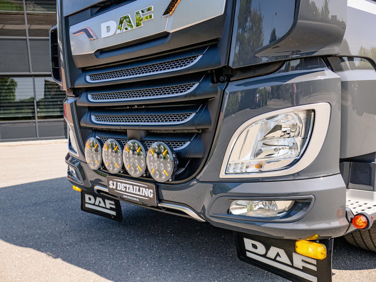 Detailed close-up of a DAF truck grille with SJ Detailing in Andijk, Netherlands.
